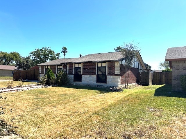 ranch-style house featuring a front yard