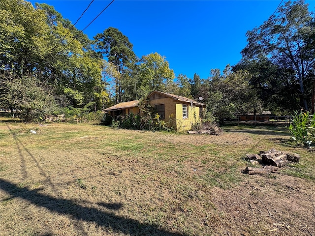 view of yard featuring an outbuilding