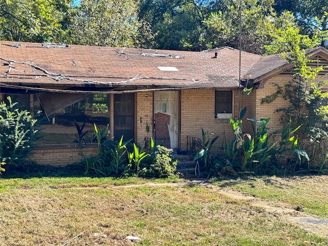 ranch-style home featuring a front lawn