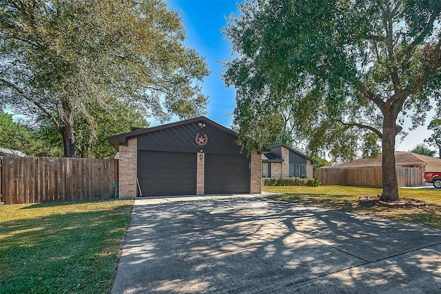 view of front of property featuring a front lawn