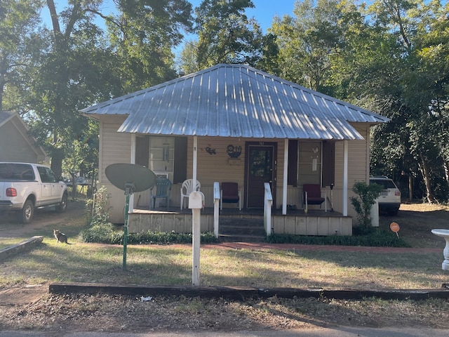 view of front facade with a front yard and a porch