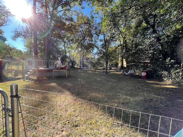 view of yard featuring a shed