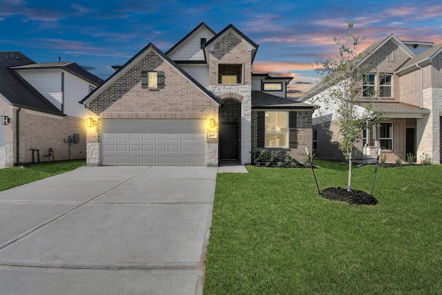 view of front of property featuring a yard