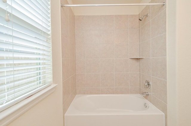 bathroom featuring tiled shower / bath