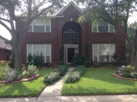 view of front of home featuring a front yard