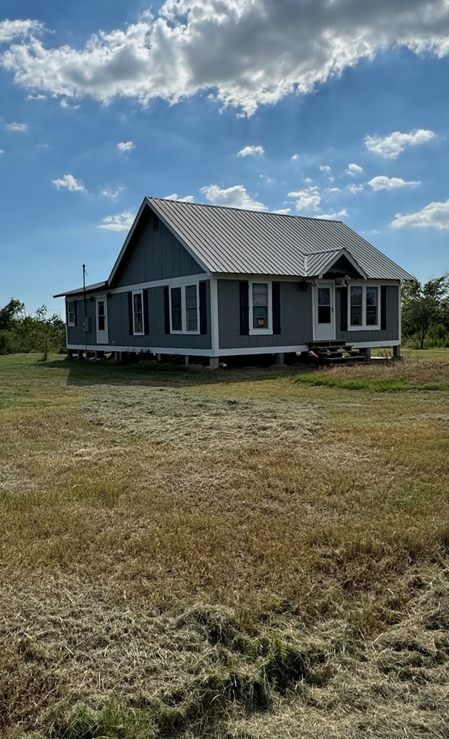 view of front facade with a front yard