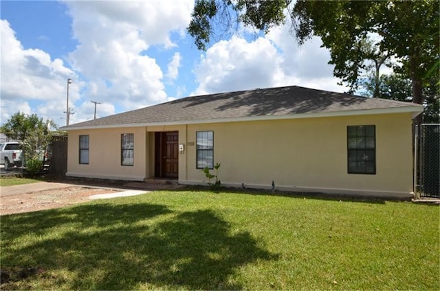 ranch-style house featuring a front yard