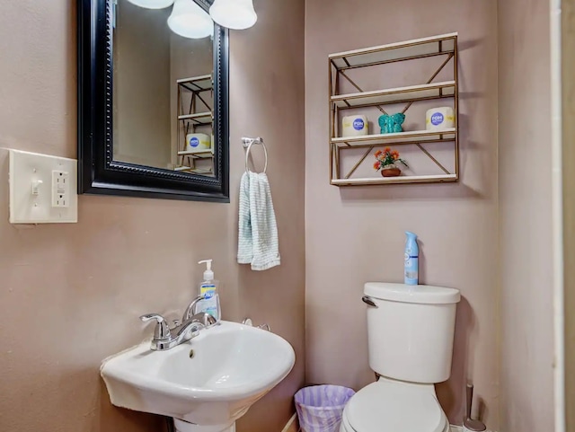 bathroom featuring toilet and sink