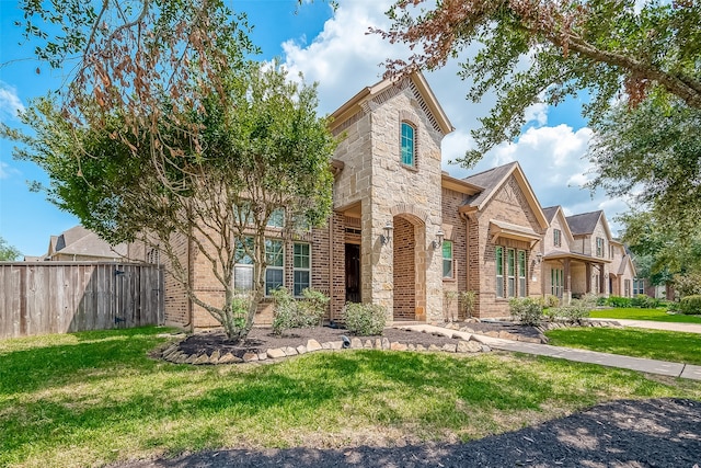 view of front of property featuring a front lawn