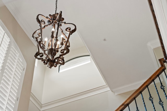 details featuring crown molding and an inviting chandelier