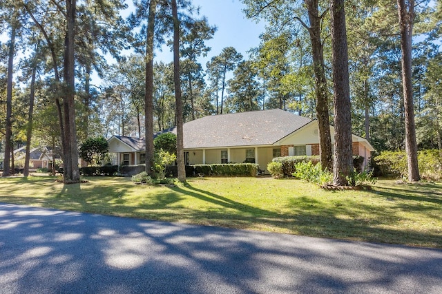 ranch-style home with a front yard