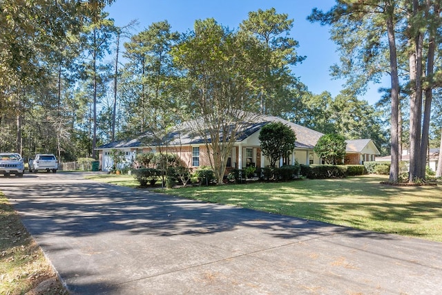 single story home featuring a front yard