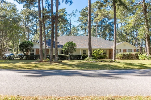 ranch-style house featuring a front yard