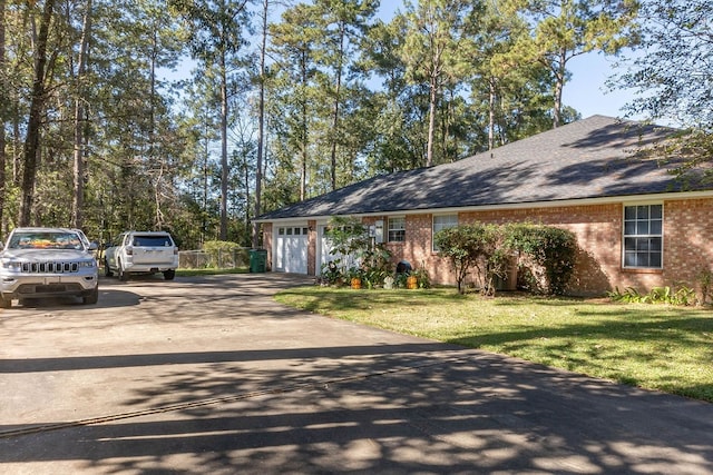 view of front facade with a garage and a front yard