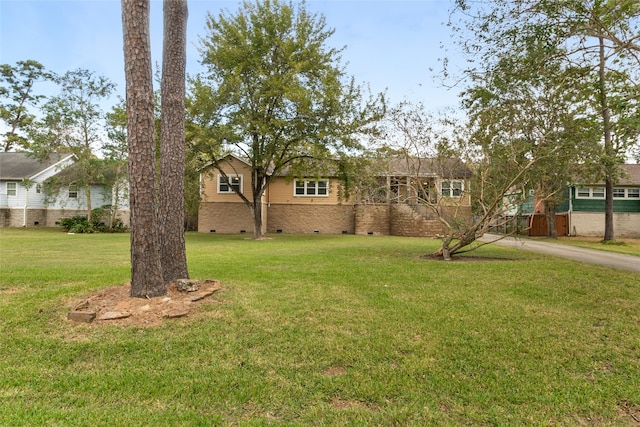 view of front of property with a front yard