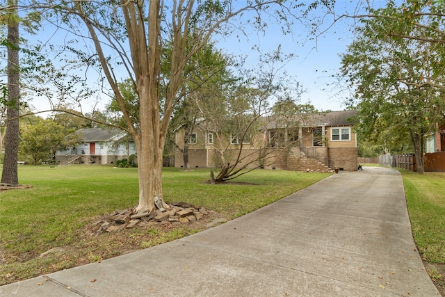 view of front of property featuring a front yard