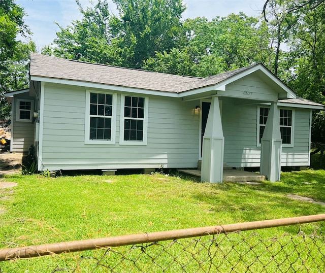 back of house featuring a lawn