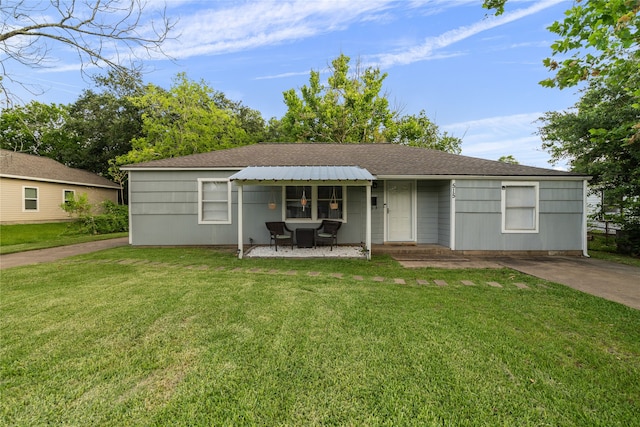 single story home featuring a front lawn