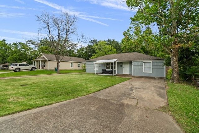 ranch-style house featuring a front lawn