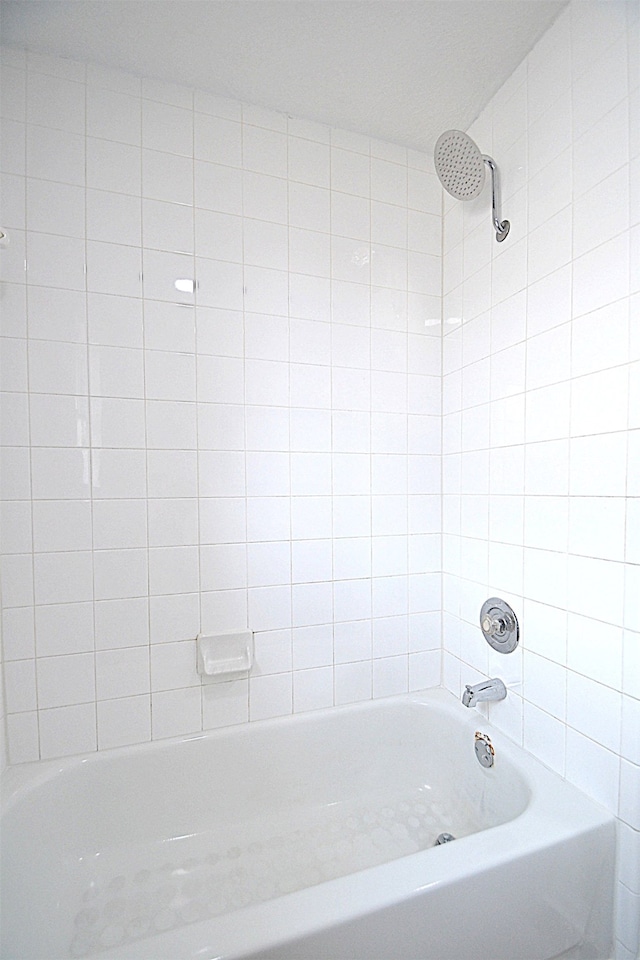 bathroom featuring tiled shower / bath