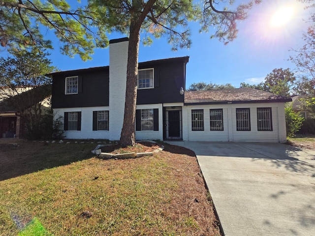 view of front of home featuring a front yard