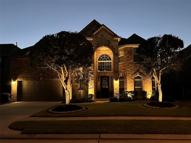 view of front of home featuring a lawn