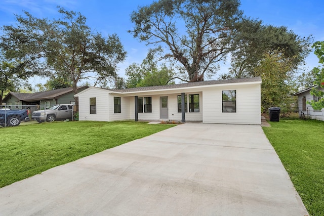 ranch-style home featuring a front lawn