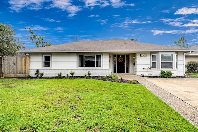 single story home featuring a front lawn