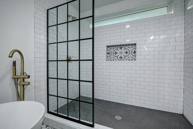 bathroom featuring a tile shower