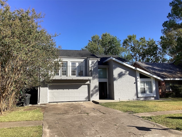 view of front of property featuring a front yard and a garage