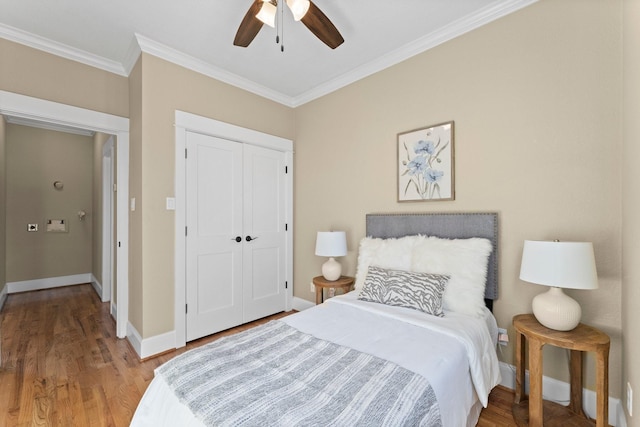501 Cordell St, Houston, TX 77009 - bedroom with crown molding, a closet, wood finished floors, baseboards, and ceiling fan
