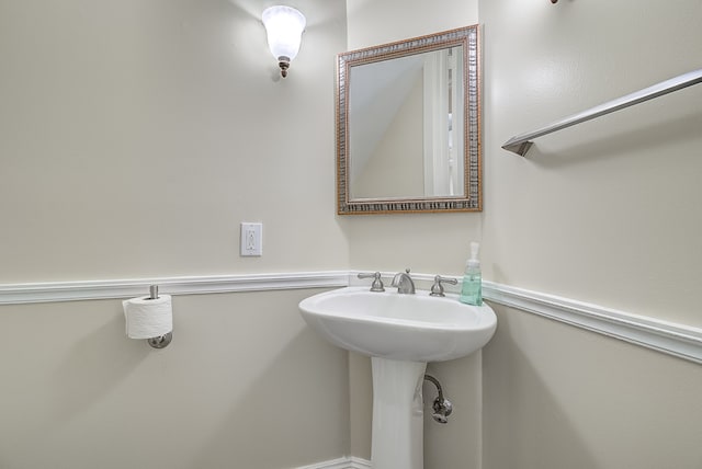 bathroom featuring sink