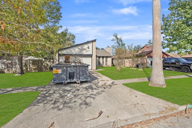 view of front of property featuring a front yard