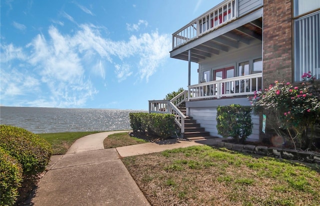 view of yard featuring a water view