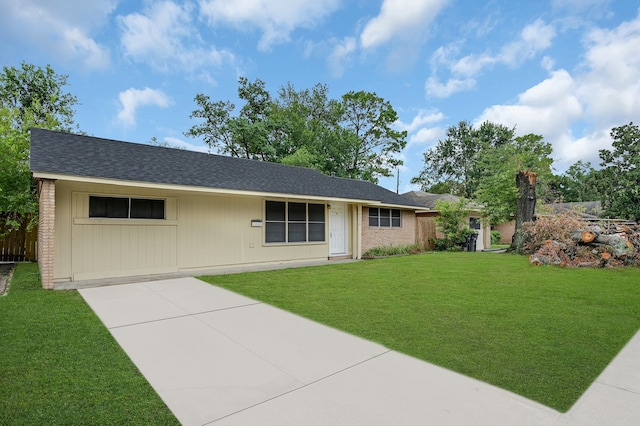 ranch-style house featuring a front yard