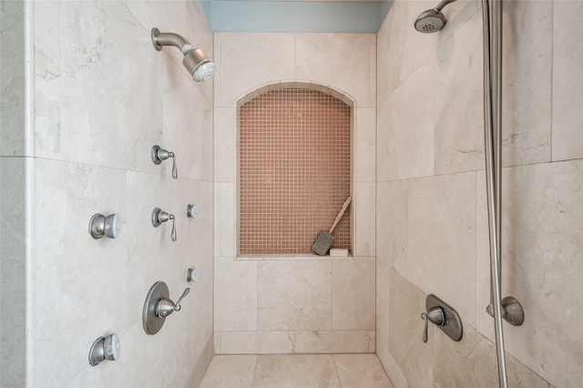 bathroom featuring tiled shower