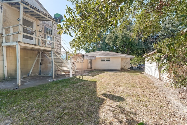 view of yard featuring a patio area