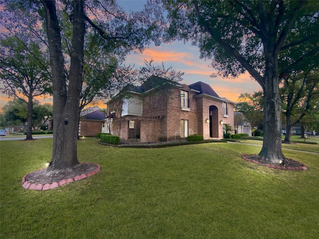 view of front of house featuring a yard