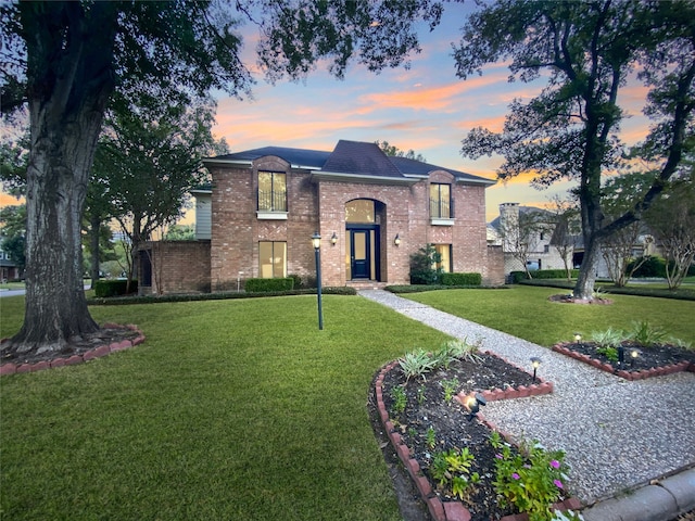 view of front of property featuring a yard