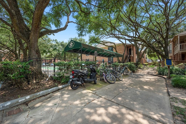 2255 Braeswood Park Dr Unit 184, Houston, TX 77030 - view of community with fence