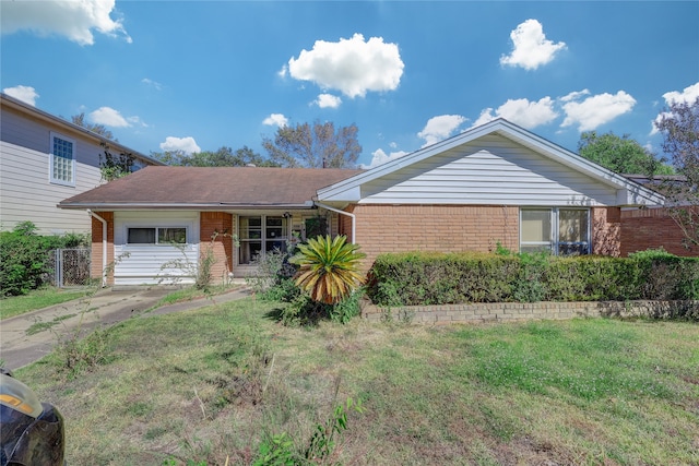 ranch-style house featuring a front yard