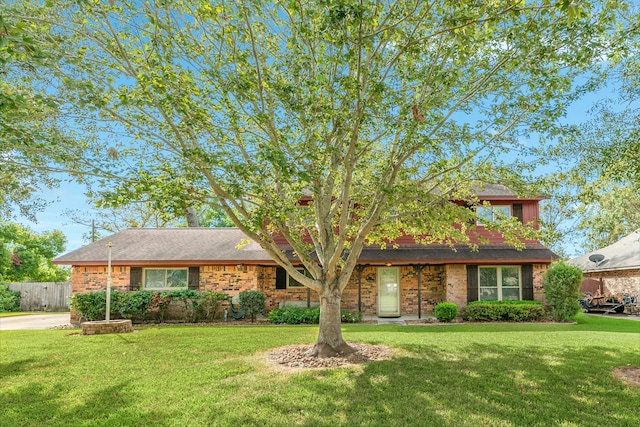 view of front of house featuring a front lawn