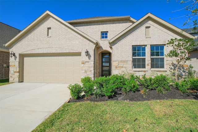 view of front of property featuring a front yard and a garage