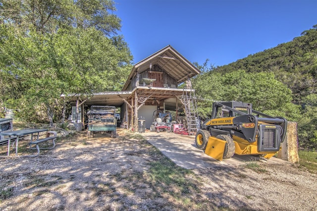 view of front of property featuring a mountain view