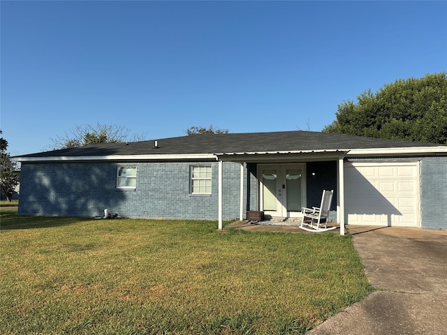 view of front of property featuring a front yard and a garage