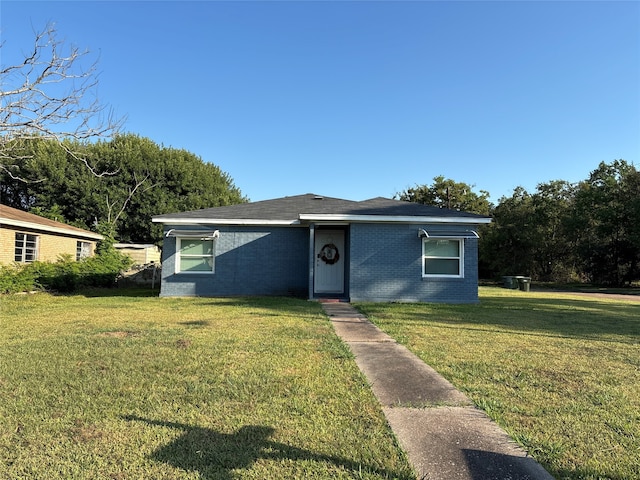 view of front of property featuring a front lawn