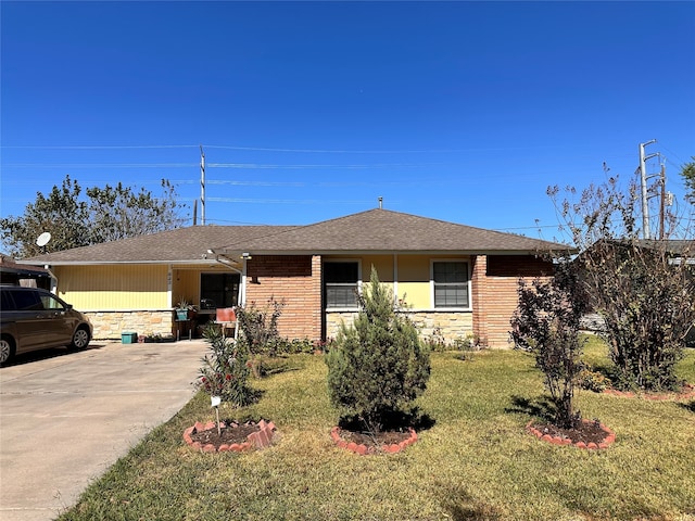 single story home with a front lawn