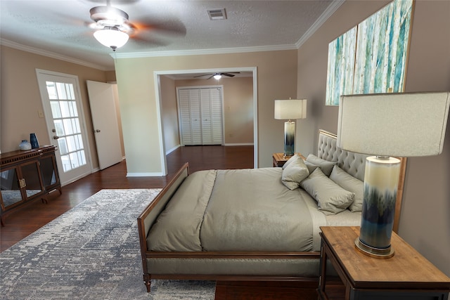 bedroom featuring crown molding, dark hardwood / wood-style floors, ceiling fan, and a textured ceiling