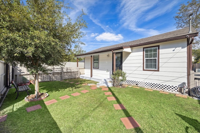 view of front of property featuring a front yard