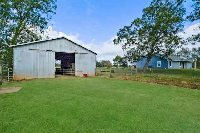 view of yard featuring an outbuilding